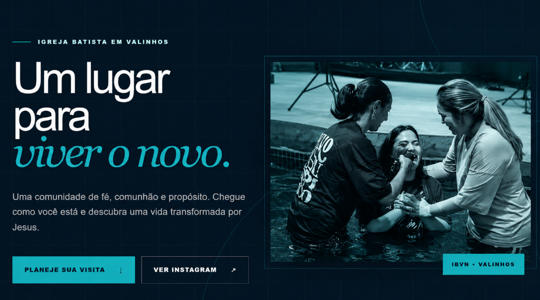 Pessoas celebrando um batismo na Igreja Batista Vida Nova